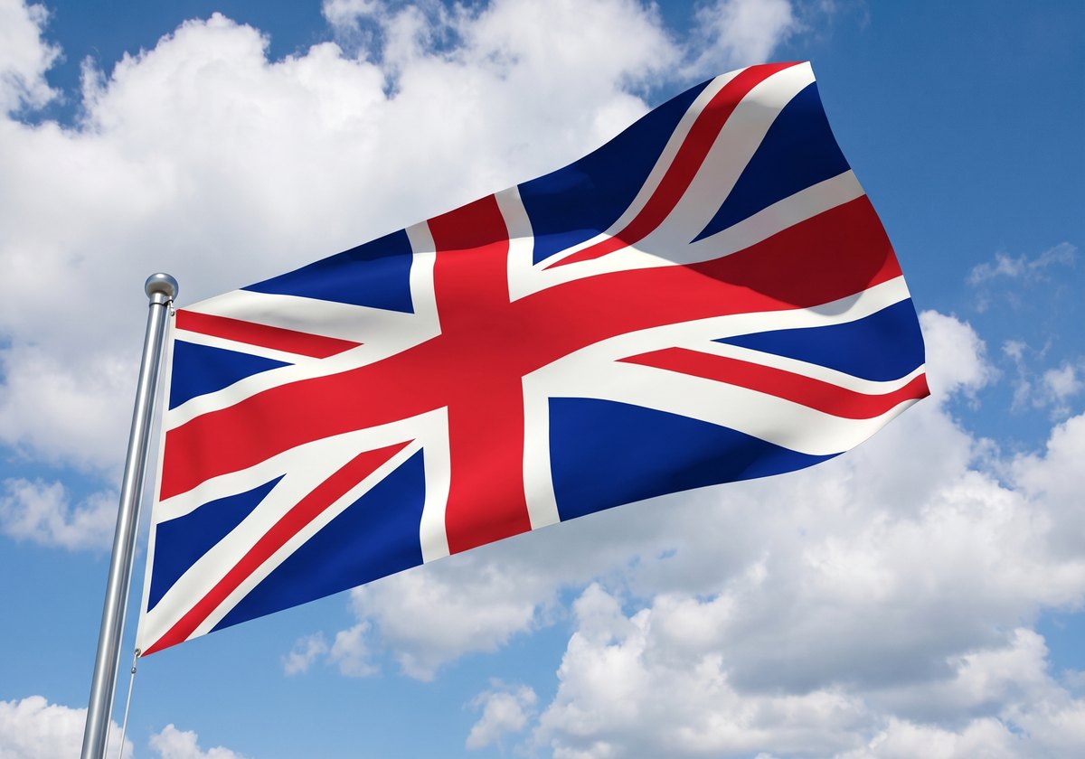 Storbritanniens flagga mot blå himmel